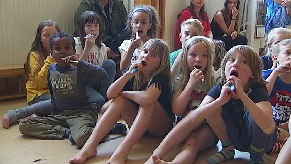 Barn i årskurs ett på Kvarnbergsskolan som borstar tänderna