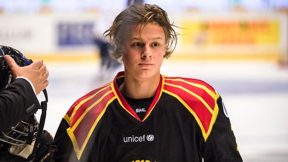 På bilden syns Adam Boqvist iklädd hockeykläder i en hockeyrink.