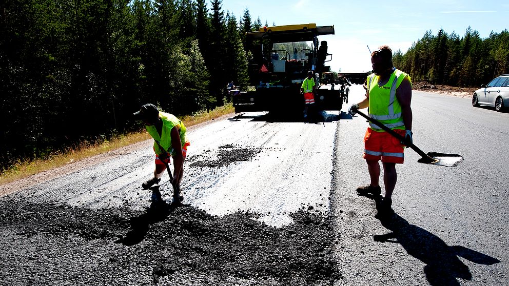 Vägarbetare i svenskt solgass – på flera svenska vägar kan trafiken komma att flyta riktigt trögt i sommar på grund av arbeten.