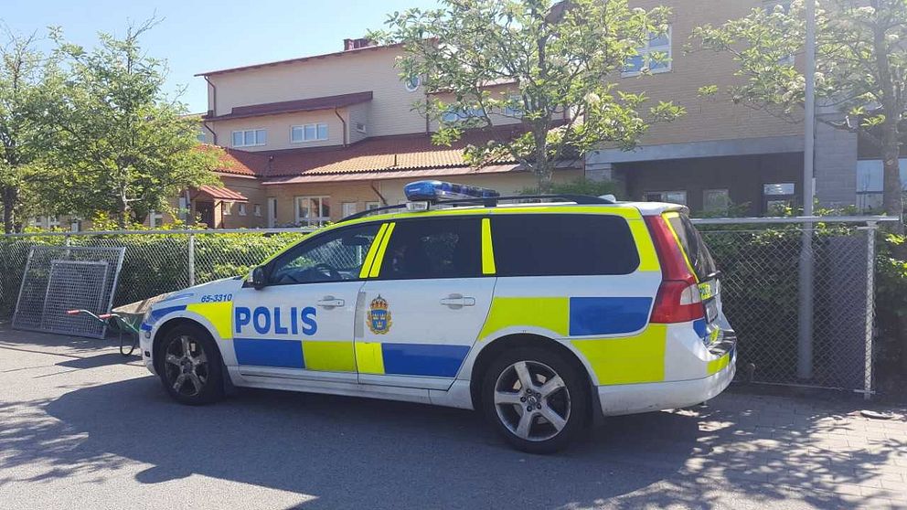 Polis på plats vid Bergaskolans tillfälliga lokaler på Sundsbroskolan i Malmö.