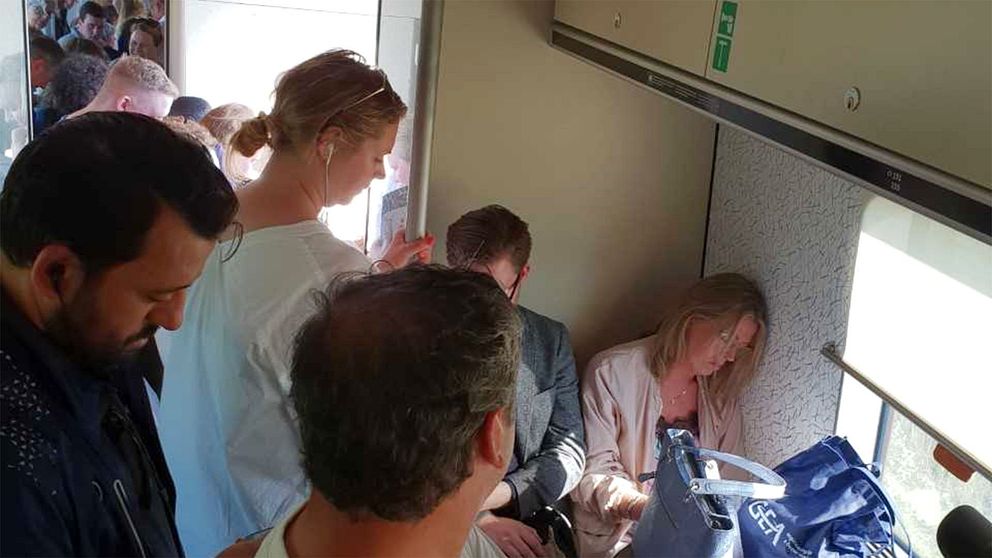 Enligt Marie Hylén som var en av alla resenärer stod tåget stilla utan ventilation.