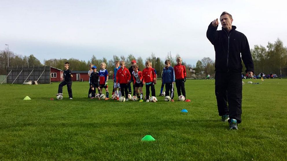 Färjestadens Lukas Nilsson med barn som tränar fotboll