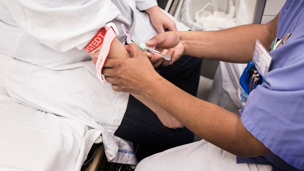 Genrebild. En sjuksköterska tar blodprov på en patient.