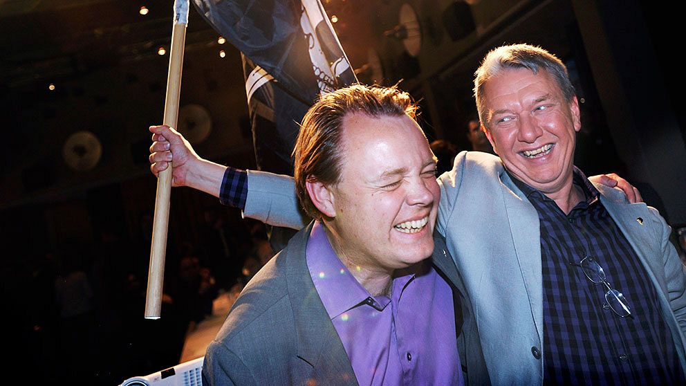 Tidigare partiledaren Rick Falkvinge och parlamentsledamoten Christian Engström vid valvakan 2009.