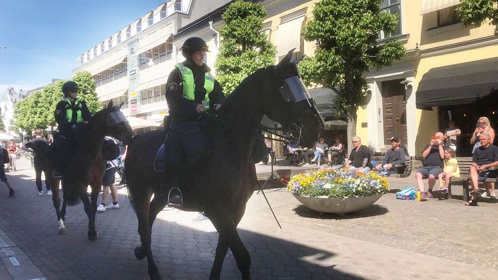 Polis till häst på Storgatan inför torgmötet.