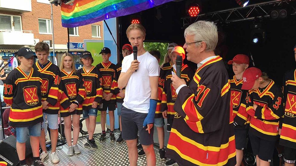 Elias Pettersson hyllas på torget i Ånge.