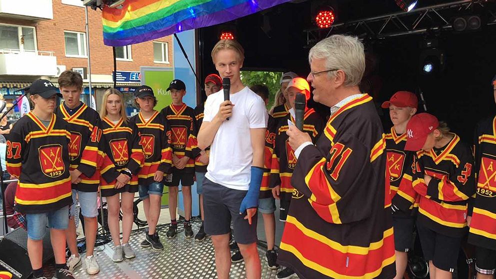 Elias Pettersson hyllas på torget i Ånge.