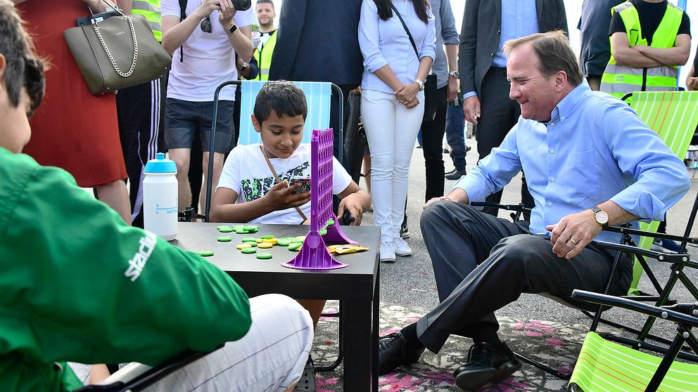 Statsminister Stefan Löfven umgås med spel inför sitt tal på Spånga IP under politikerveckan i Järva 2017.