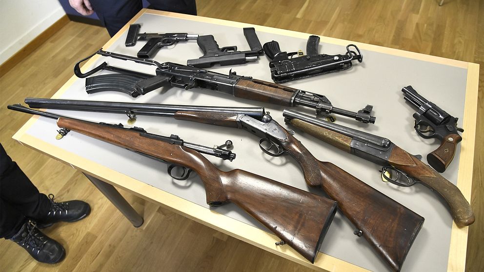 Bilder på vapen som ligger på ett bord