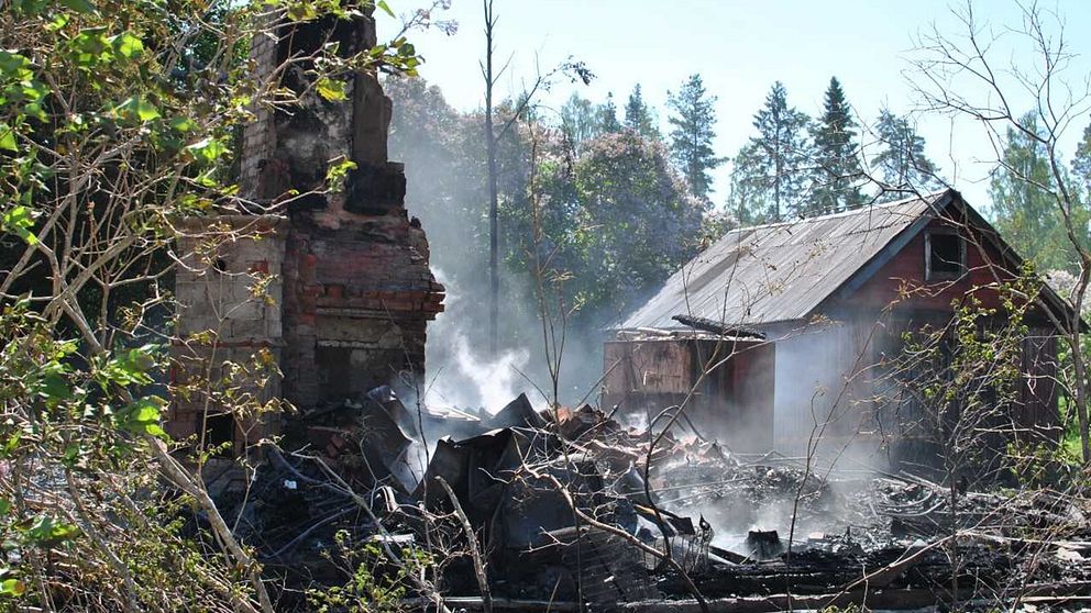 Ett övergivet hus som förstörts i en brand i Rönneshytta.