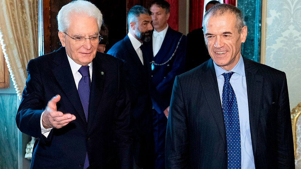 Italiens president Sergio Mattarella tillsammans med Carlo Cottarelli