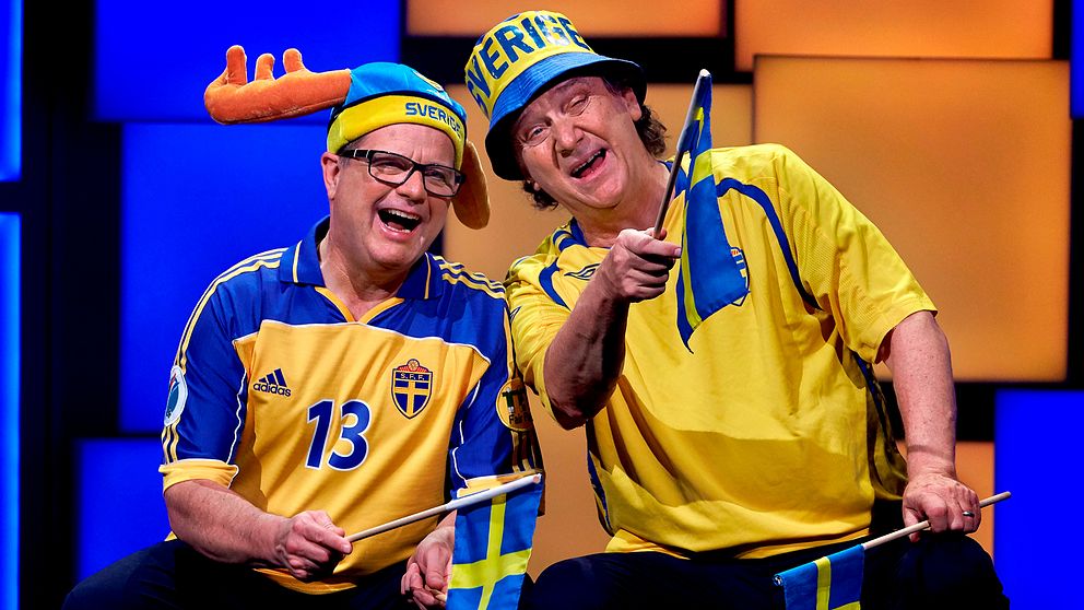 Två män iklädda svenska fotbollslandslagströjor.