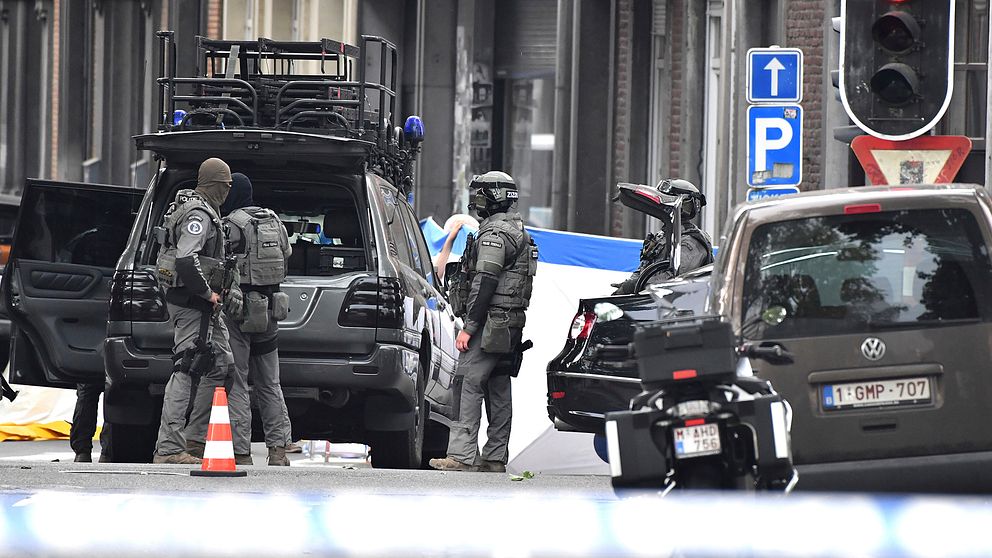 Belgisk polis på plats i Liège där två kvinnliga poliser och en förbipasserande sköts ihjäl av en misstänkt terrorist under tisdagen.