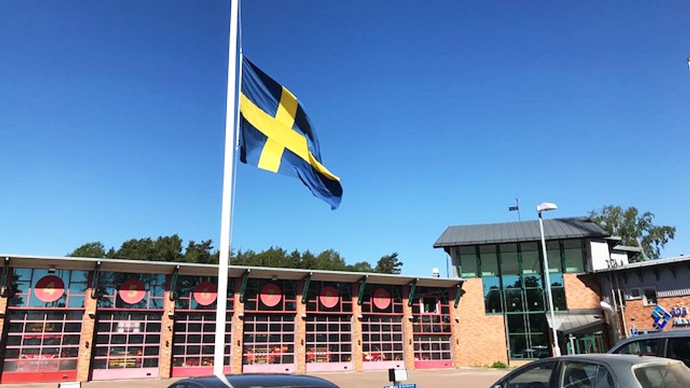 Idag vajar flaggan halv stång vid brandstationen i Karlstad