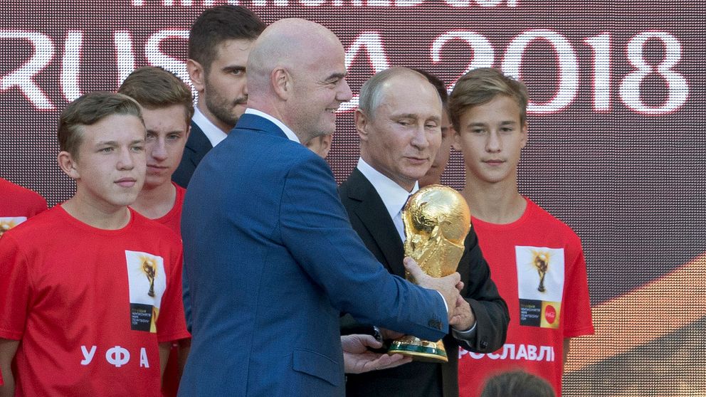 Gianni Infantino och Vladimir Putin tillsammans med VM-pokalen.