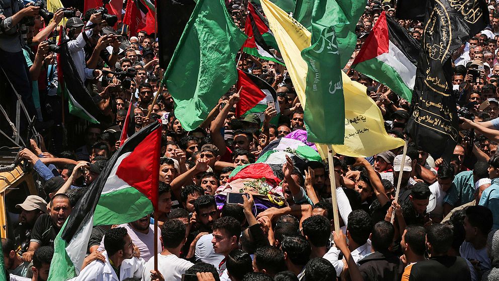 Tusentals palestinier går i begravningståget för 21-åriga Razan Najjar.