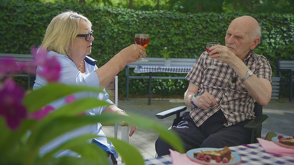 Björg Zanchi och Kurt Wiklund på äldreboendet Rio i Stockholm skålar i saft.