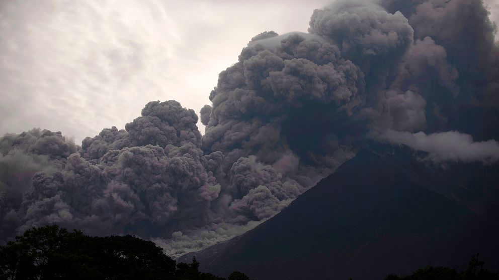 Vulkanen Fuego i södra Guatemala kallas även för ”eldvulkanen” och har redan i år fått två utbrott