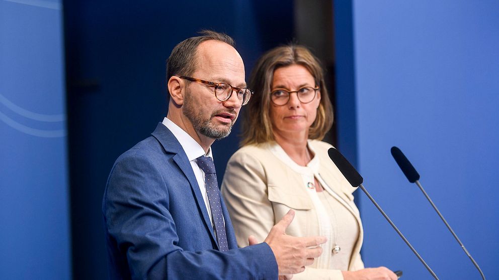 Infrastrukturminister Tomas Eneroth (S) och klimat- och vice statsminister Isabella Lövin (MP) presenterar regeringens nationella plan för infrastrukturen.