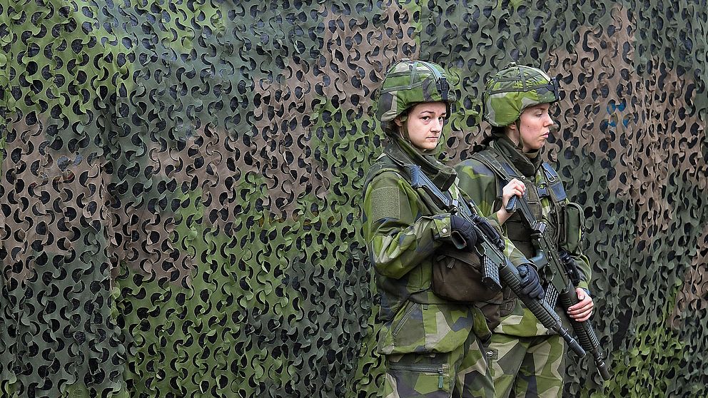 Två kvinnliga soldater under försvarsövningen Aurora 17.