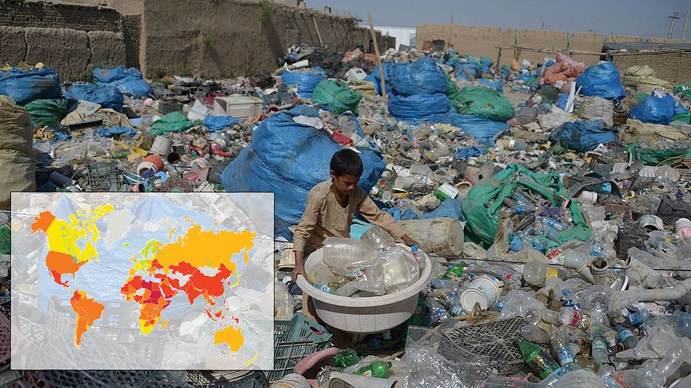 En barnarbetare i Afghanistan sorterar plast. En karta över situationen för arbetare i världens länder.