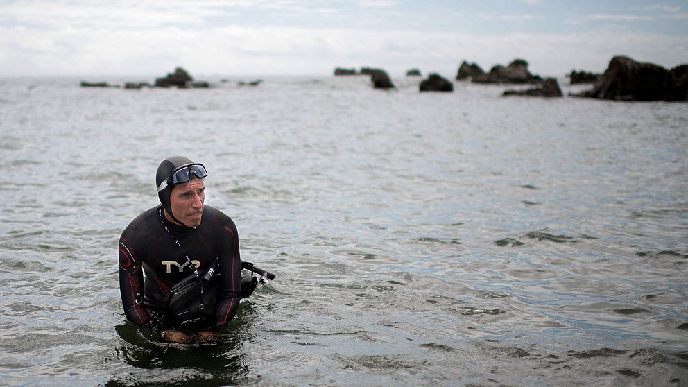 Ben Lecomte gör sig redo att simma iväg på stranden i Chōshi på Japans östkust. Simturen över Stilla havet beräknas ta sex månader.