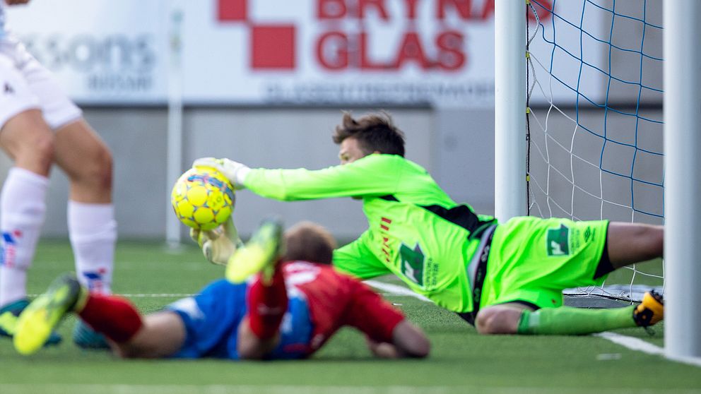 Gefles målvakt August Strömberg räddar en nick från Helsingborgs Anders Degn Randrup i slutsekunderna under matchen i Superettan mellan Gefle och Helsingborg.