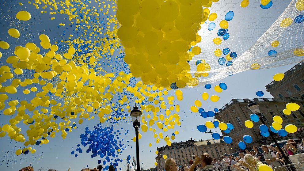 Ballonger i gult och blått.