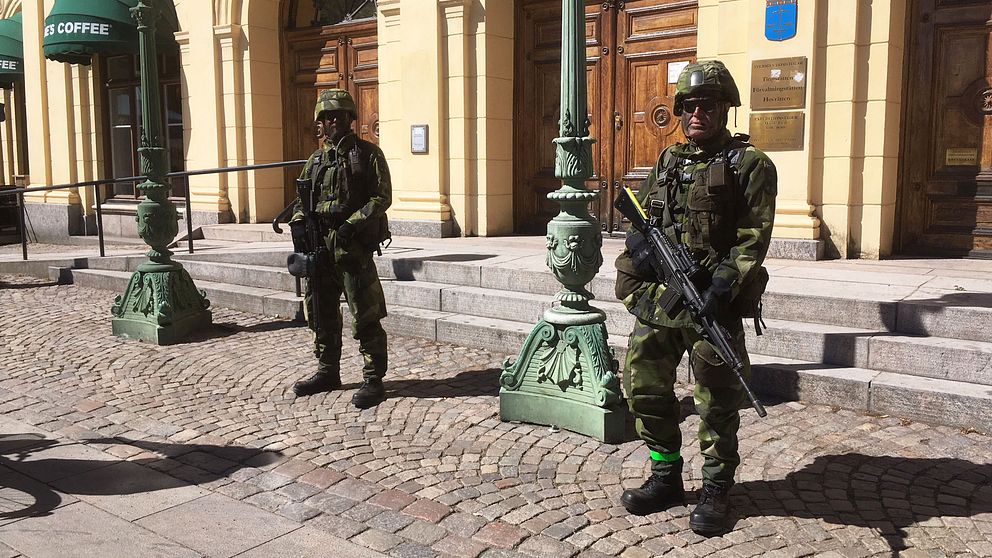 Utanför tingsrätten i Karlstads centrum stod beväpnade soldater på nationaldagen.