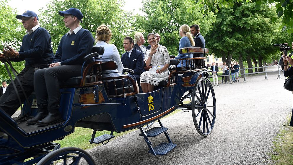 Kronprinsessan Victoria och prins Daniel åker hästdragen vagn under nationaldagsfirandet på Strömsholms slott.