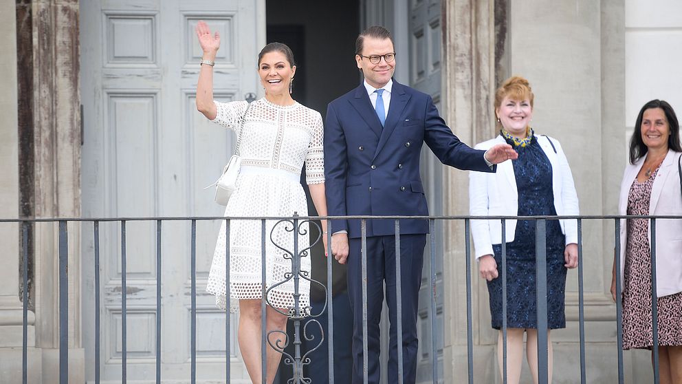 Kronprinsessan Victoria och prins Daniel firar nationaldagen på Strömsholms slott tillsammans med Västmanlands landshövding Minoo Akhtarzand.