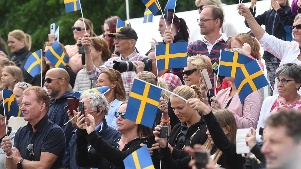 Åskådare vid Strömsholms slott i Västerås, där kronprinsessan Victoria och prins Daniel deltar i nationaldagsfirandet.