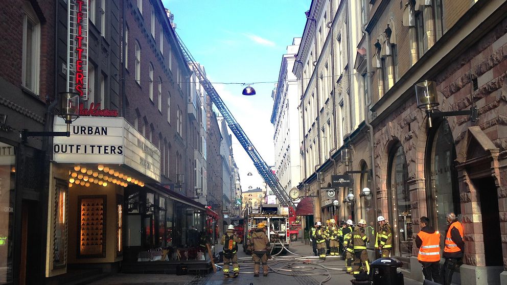 Området runt fastigheten har evakuerats av polis.