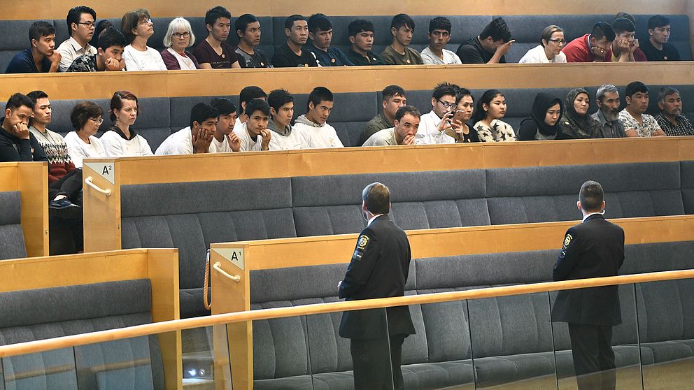 Unga afghanska nyanlända på åhörarläktaren i riksdagshuset under debatt om situationen för ensamkommande flyktingbarn, under hösten 2017