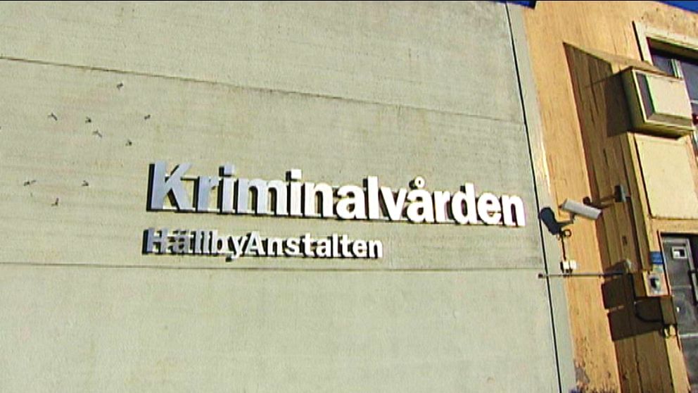 bild av Hällbyanstalltens fasad med texten Kriminalvården och en övervakningskamera