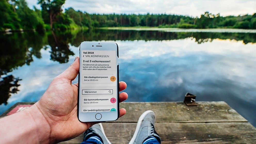 bild på mobil som använder SVT:s valkompass.
