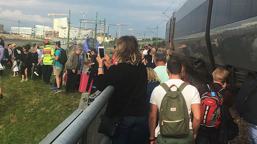 Människor går ut ur tåg vid Hyllie i Malmö, Sverige.