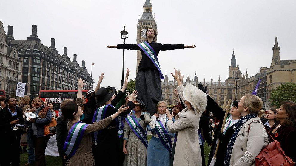 Kvinnorättsaktivister framför Westminsterpalatset i centrala London.