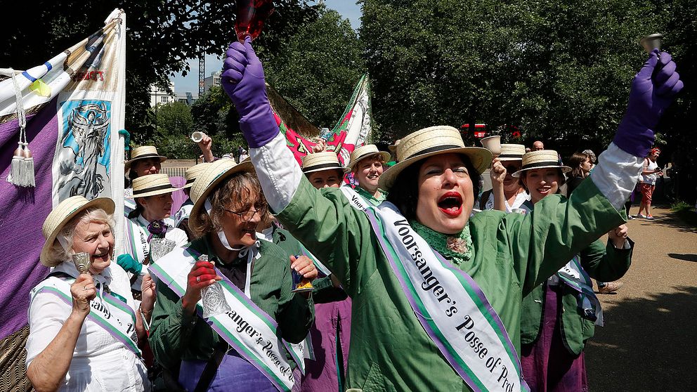 Kvinnor utklädda till suffragetter firar 100-årsdagen av kvinnlig rösträtt i Storbritannien.