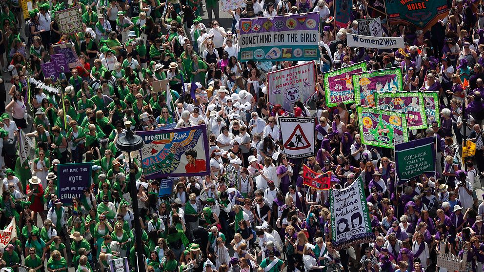 Tusentals kvinnor bildade en flod i suffragetternas färger på Londons gator.