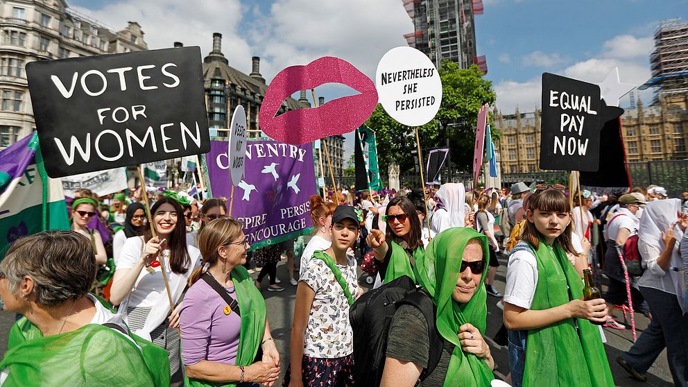 Kvinnor i London marscherar för att uppmärksamma 100-årsdagen av kvinnlig rösträtt. Men också för att rätta till dagens orättvisa löneskillnader.