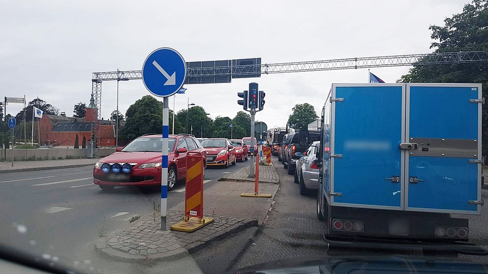 Långa köer över Slottsbron i Halmstad.