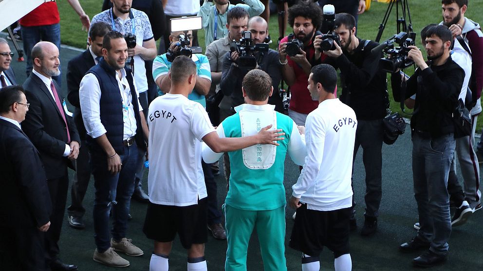 Delrepubliken Tjetjeniens ökände ledare Ramzan Kadyrov träffade flera av spelarna från Egyptens fotbollslandslag i Grozny under söndagen.