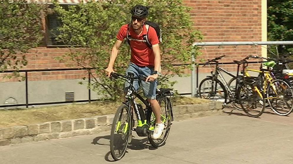 Cykelfrämjandets Gustaf Lindqvist tror att man kan få fler unga att cykla genom att göra cykelvägarna till skolorna bättre och säkrare.