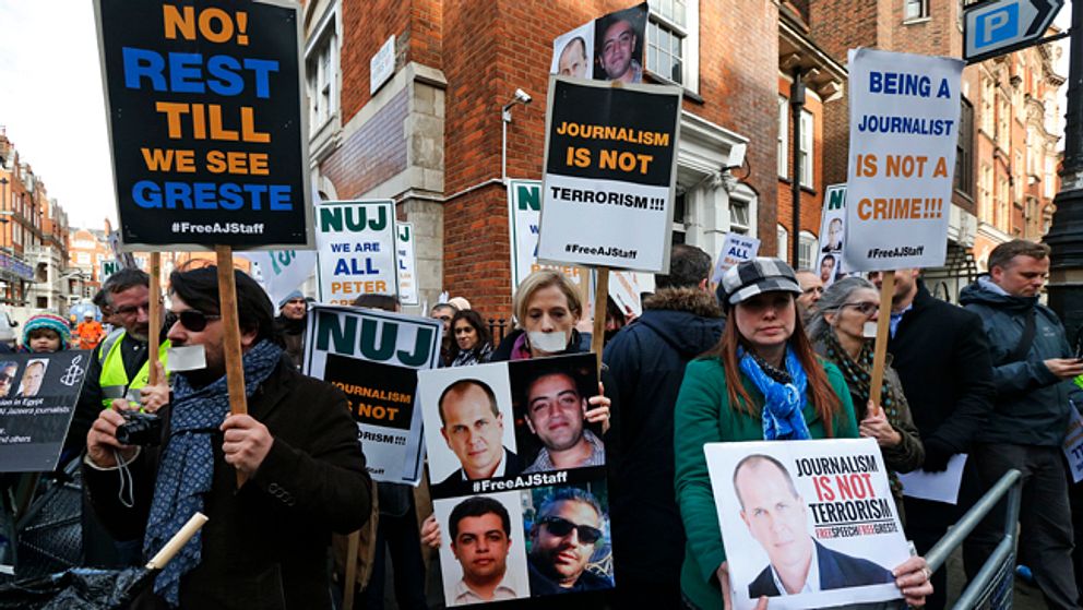Journalister demonstrerar utanför Egyptens ambassad i London.