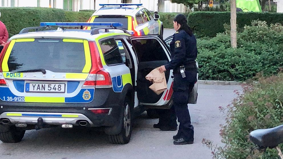 Polis i Upplands Väsby efter att de gripit en person misstänkt för mordförsök.