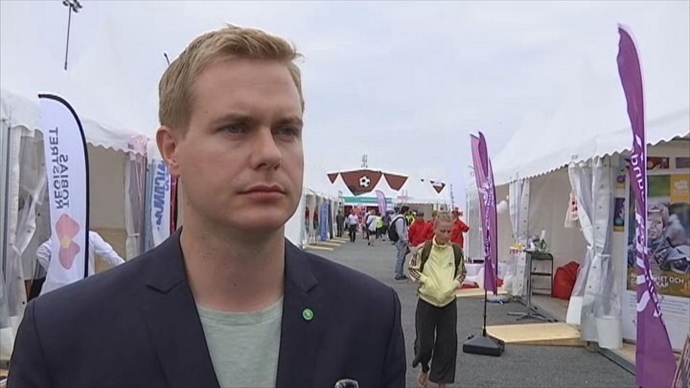 Miljöpartiets språkrör Gustav Fridolin håller tal på onsdagskvällen på Järvaveckan.