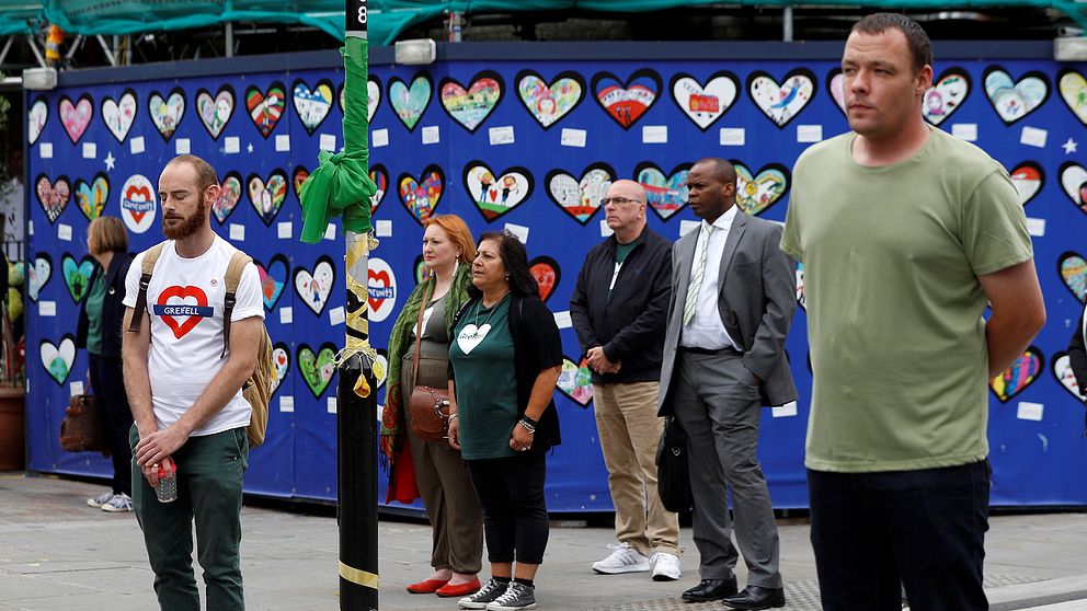 Människor i London står tysta och hedrar alla människor som omkom under branden i Grenfell tower den 14 juni 2017.