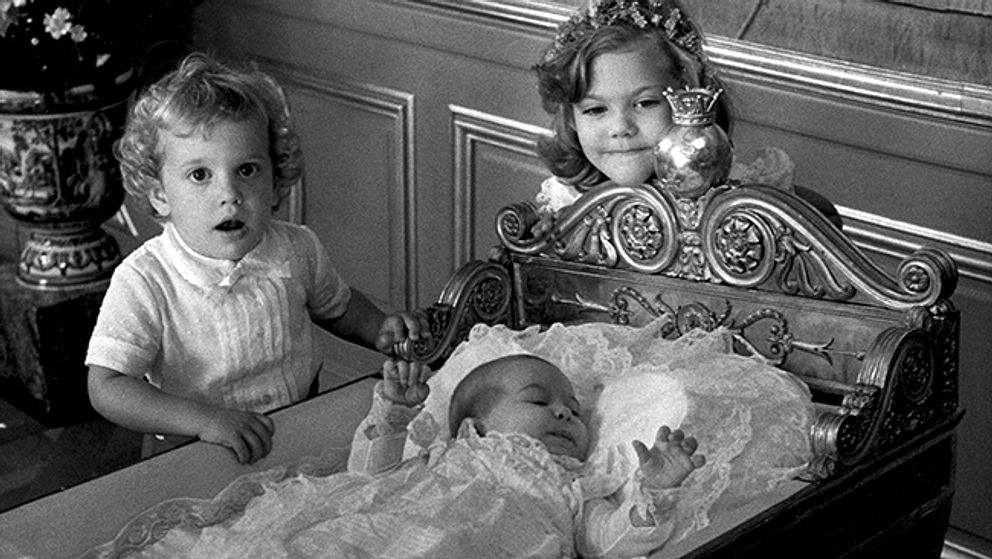 Prinsessan Madeleine föddes 1982. Här i sin dopklänning tillsammans med prins Carl Philip och kronprinsessan Victoria.
