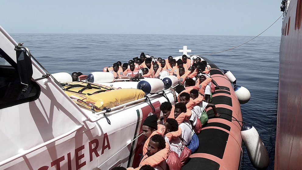 Migranter ombord på en båt.
